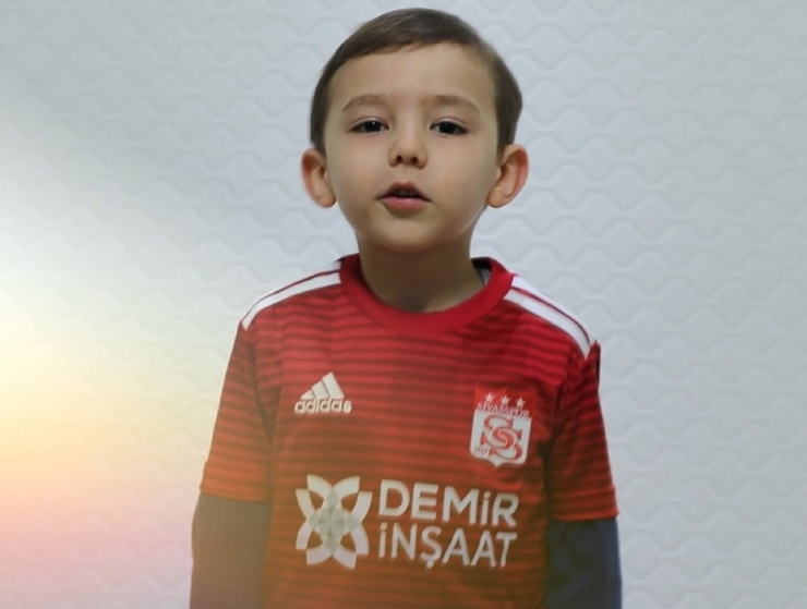 Sivasspor’un Minik Taraftarından 23 Nisan Kutlaması