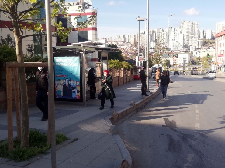 Kucağında Hasta Çocuğuyla Dakikalarca Otobüs Bekledi