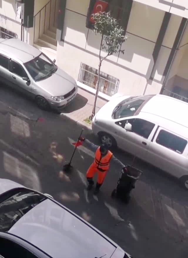 Temizlik İşçisi Türk Bayrağıyla Oynayıp 23 Nisan’ı Kutladı