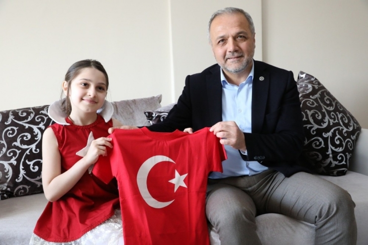 Başkan Üçok’tan Minik Beren’e 23 Nisan Sürprizi