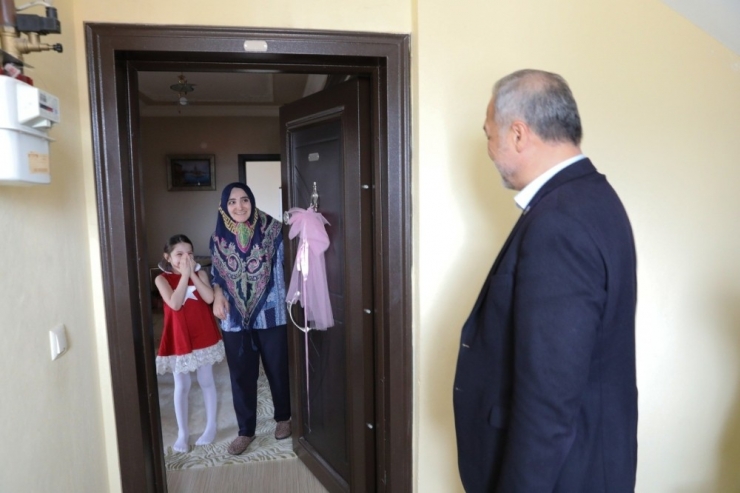 Başkan Üçok’tan Minik Beren’e 23 Nisan Sürprizi