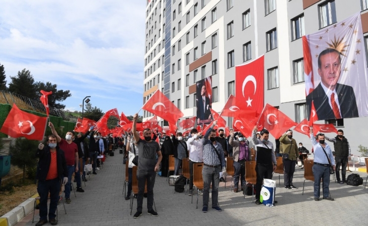 Suudi Arabistan’dan Gelen 189 Kişiye Türk Bayraklı Karşılama