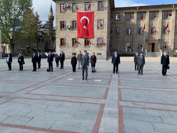 Isparta’da Maskeli Ve Sosyal Mesafeli 23 Nisan Töreni