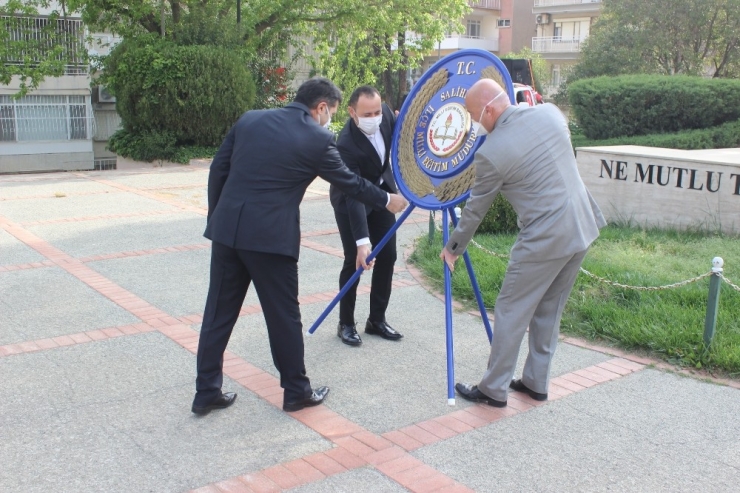 Maskeli Ve Sosyal Mesafeli 23 Nisan Töreni