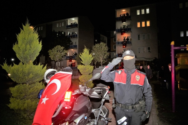 Polisten Havai Fişekli Kutlama