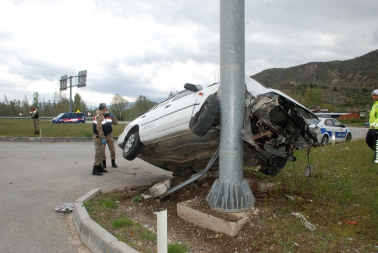 Direğe Çarpan Otomobil Şaha Kalktı