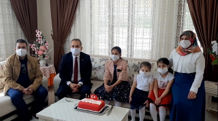 23 Nisan’da Doğan Çocuğa Kaymakamdan Pastalı Sürpriz