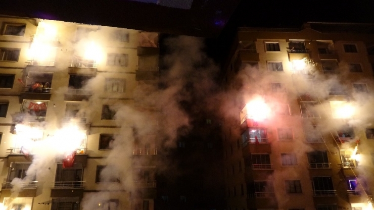 İstiklal Marşı’nı Okudular, Dj Performansıyla Eğlendiler