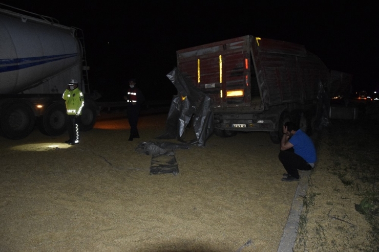 Burdur’da Arpa Yüklü Tır Yoldan Çıkıp Refüje Girdi: 1 Ölü