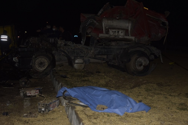 Burdur’da Arpa Yüklü Tır Yoldan Çıkıp Refüje Girdi: 1 Ölü