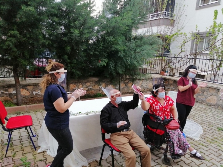 Tunceli’de Engelli Çift, Maske Ve Sosyal Mesafe Tedbiri Altında Evlendi