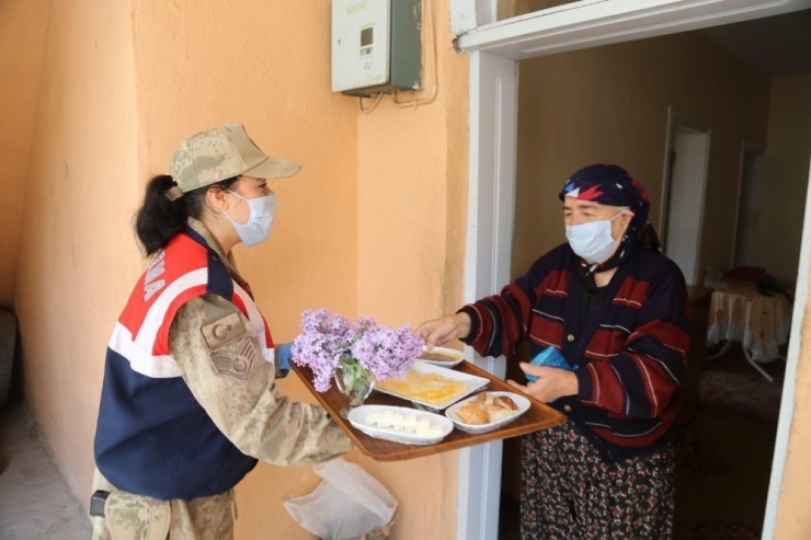 Tunceli’de Leylak Çiçekli Kahvaltı Servisi