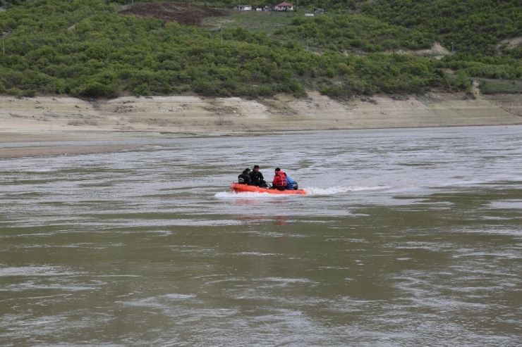 Kayıp Uzman Çavuş Güneş’i Arama Çalışmaları Baraj Gölünde Yoğunlaştı