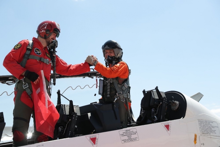 Çocuklar Kokpit İçerisinde Hürkuş İle Uçtu