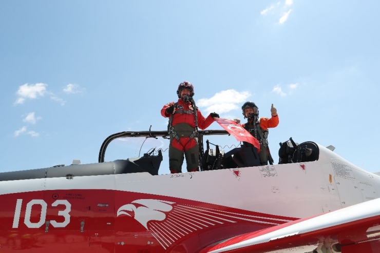 Çocuklar Kokpit İçerisinde Hürkuş İle Uçtu