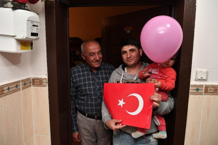 23 Nisan’da 23 Mahalle 23 Sokakta Çocuklara Balon Ve Bayrak Sürprizi