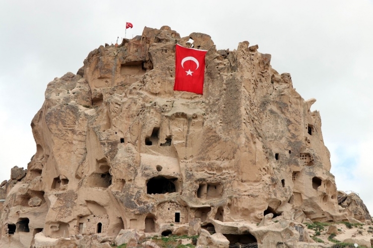 Dünyanın En Yüksek Peribacasına Türk Bayrağı Asıldı