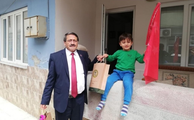 Başkan Kılıç, Çocuklara Hediye Verdi