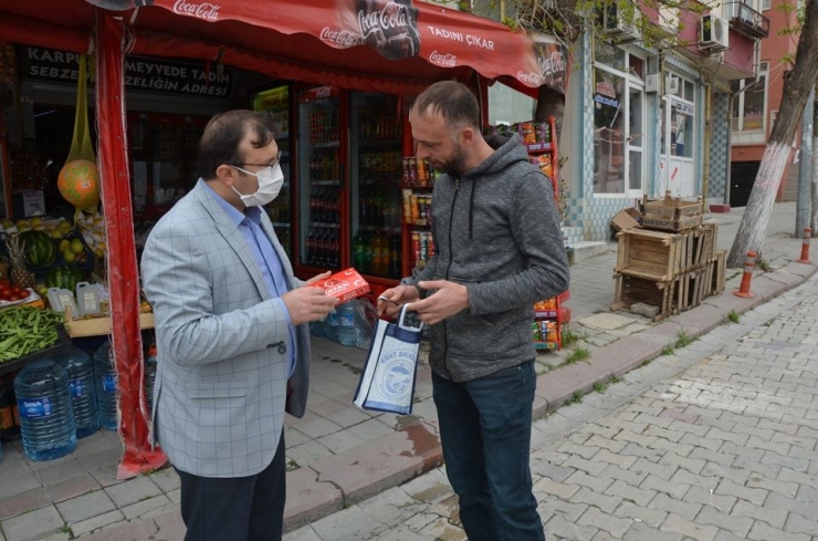 Emet Belediyesi Esnaflara Türk Bayrağı Dağıttı