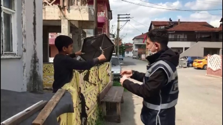 Sakarya’da Yaptığı Uçurtmayı Uçurmak İsteyen Çocuğa Devriye Polisi Yardım Etti