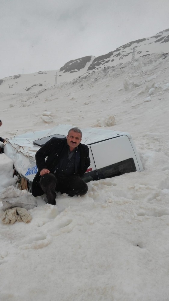 Çığ Altındaki Minibüsten Eşyalarını 3 Ay Sonra Alabildiler