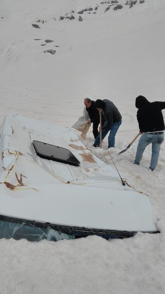 Çığ Altındaki Minibüsten Eşyalarını 3 Ay Sonra Alabildiler