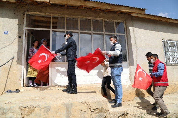 Başkale’de Çocuklara 23 Nisan Sürprizi