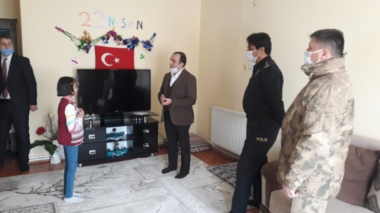 Kaymakam Can’dan 23 Nisan’da Dünyaya Gelen Çocuğa Sürpriz