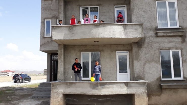 Kaymakam Ve Belediye Başkanı Sokak Sokak Dolaşarak Çocukların Bayramını Kutladı