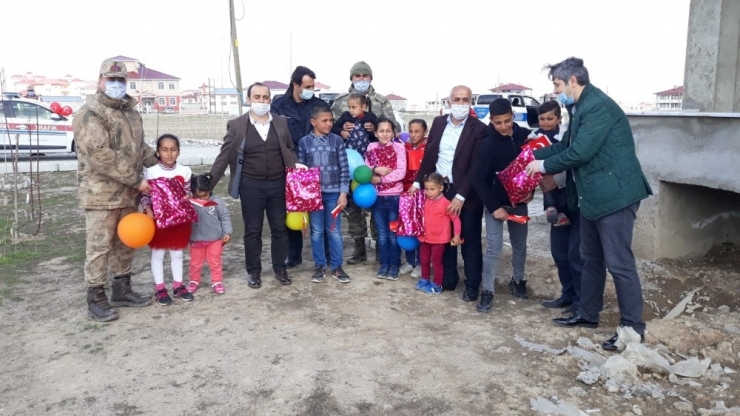 Kaymakam Ve Belediye Başkanı Sokak Sokak Dolaşarak Çocukların Bayramını Kutladı