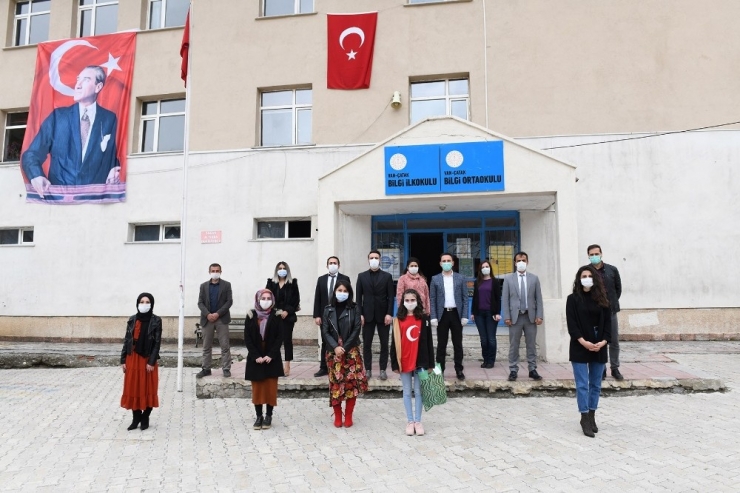 Çatak’ta 23 Nisan’da Doğan Öğrenciye Doğum Günü Sürprizi