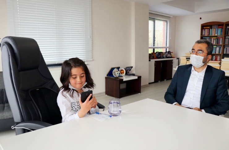 Makam Koltuğunu 23 Nisan İçin Çocuğun Evine Taşıdı