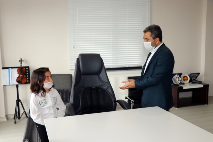 Makam Koltuğunu 23 Nisan İçin Çocuğun Evine Taşıdı