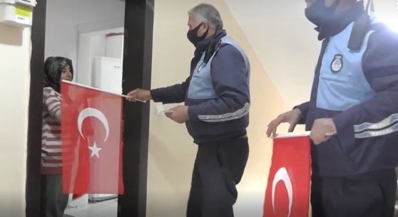 Erciş Belediyesinden Çocuklara Bayrak