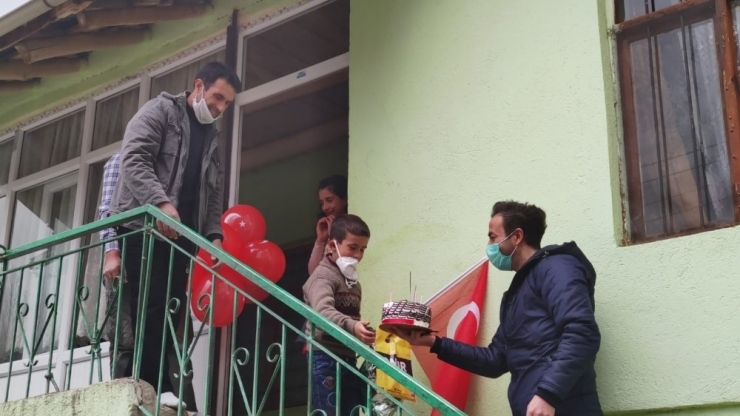 23 Nisan Doğumlu Çocuğa Sürpriz Kutlama