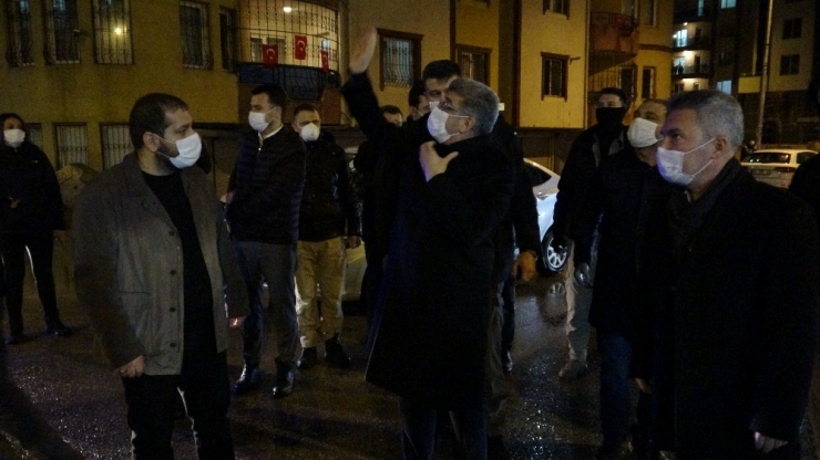 Vanlılar Balkon Ve Pencerelerden İstiklal Marşı Okudu