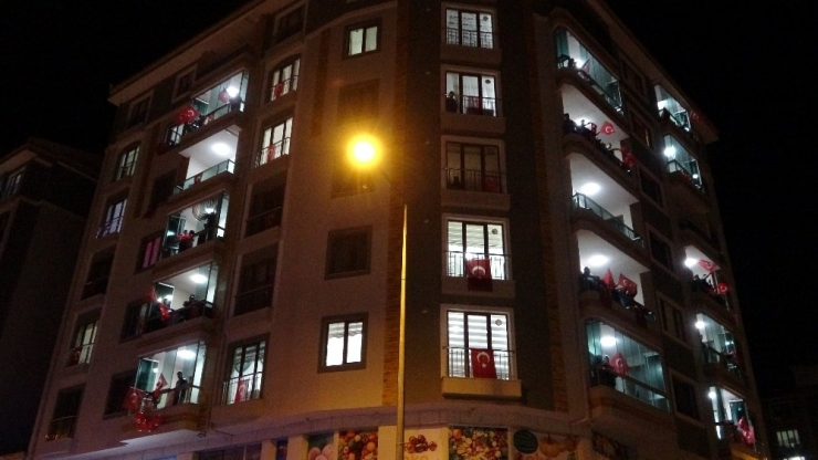 Vanlılar Balkon Ve Pencerelerden İstiklal Marşı Okudu