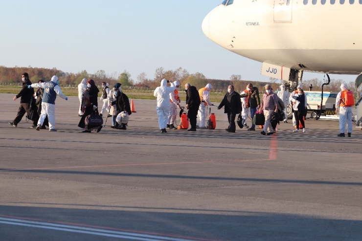 Almayan’dan 196 Türk Vatandaşı Uçakla Samsun’a Getirildi