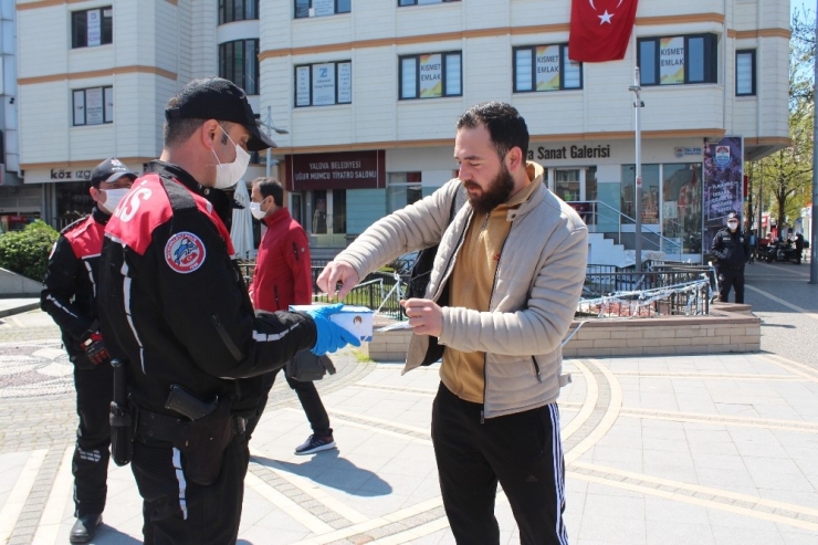 Yalova Polisi Vatandaşlara Maske Dağıttı