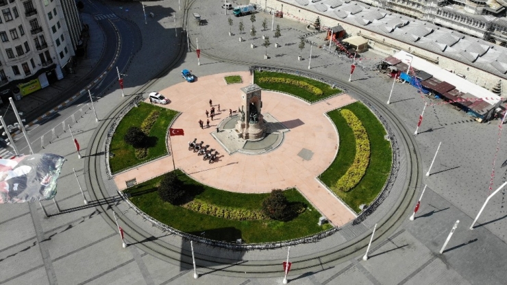 Boş Kalan Taksim Meydanı Ve İstiklal Caddesi Böyle Görüntülendi