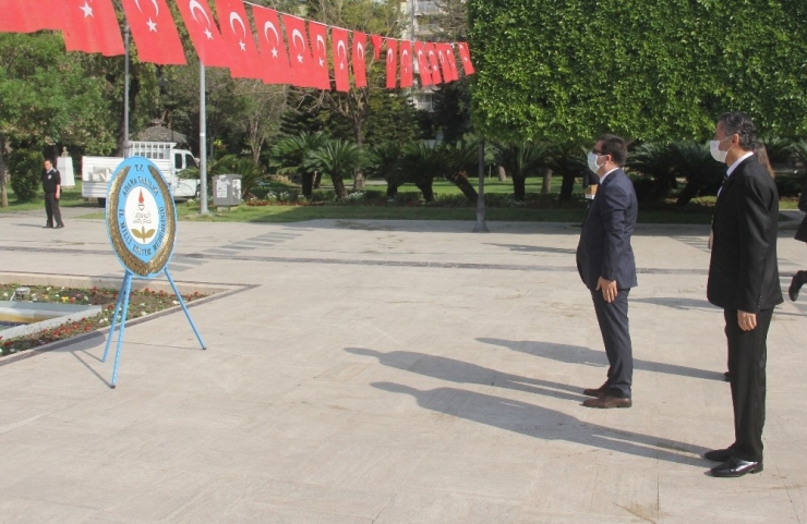 Sosyal Mesafeli, Maskeli Çelenk Töreni