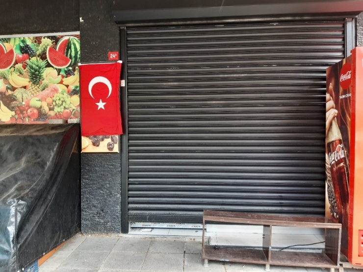 Marketler Saat 14.00’da Kepenklerini İndirdi