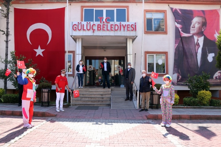 Belediye Başkanı Sokak Sokak Gezip Çocukları Eğlendirdi