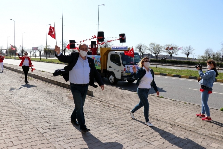 Belediye Başkanı Sokak Sokak Gezip Çocukları Eğlendirdi