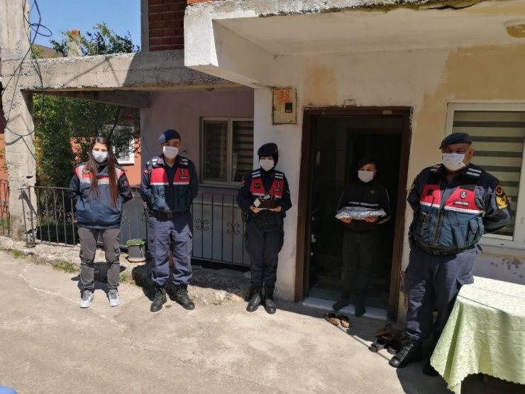 Jandarmadan 23 Nisan Günü Doğan Gence Pastalı Sürpriz