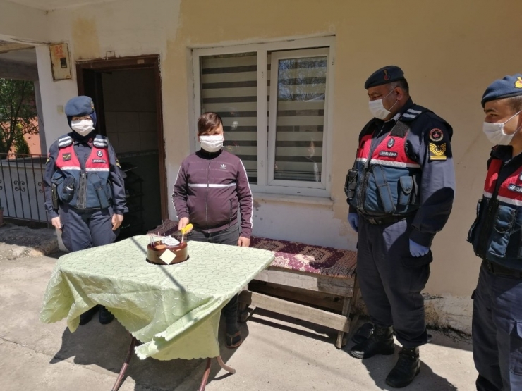 Jandarmadan 23 Nisan Günü Doğan Gence Pastalı Sürpriz