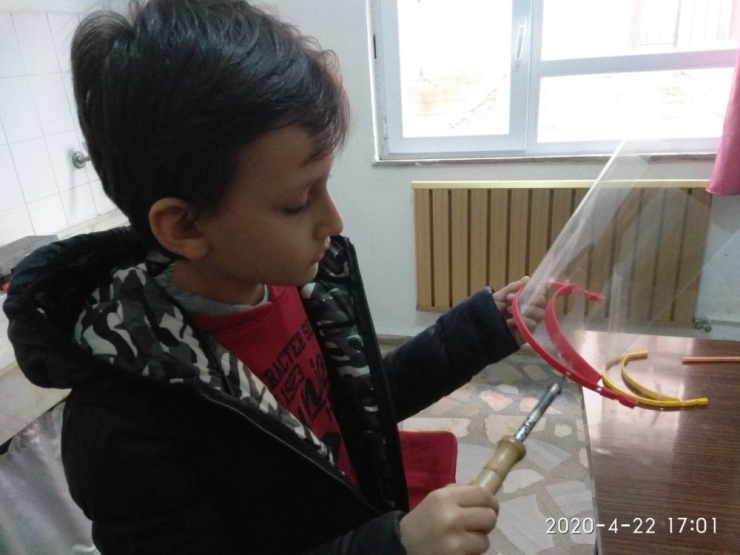 3 Boyutlu Yazıcıdan Maske Üretip Sağlıkçılara Hediye Etti