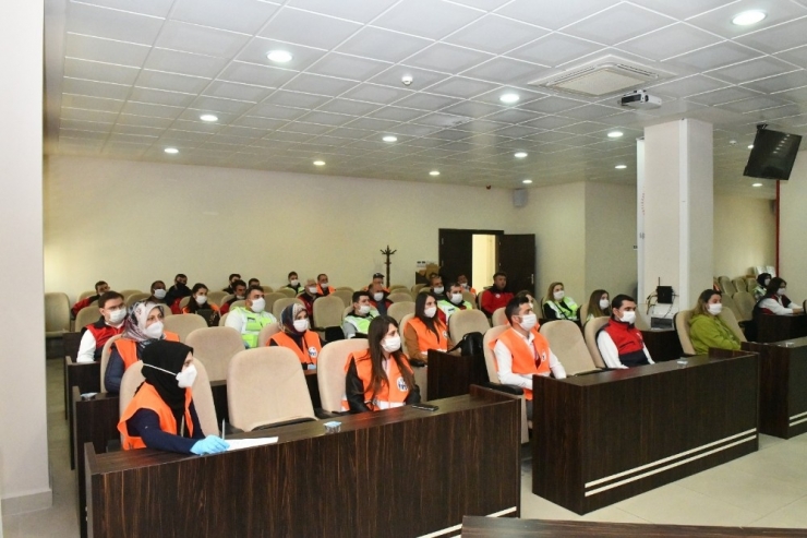 Mustafakemalpaşa Belediyesi Kapı Kapı Dolaşıp Ücretsiz Maske Dağıtıyor