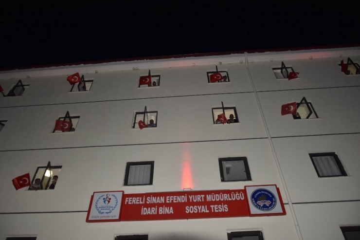 23 Nisan Çoşkusuna Karantinadaki Vatandaşlar Da Ortak Oldu