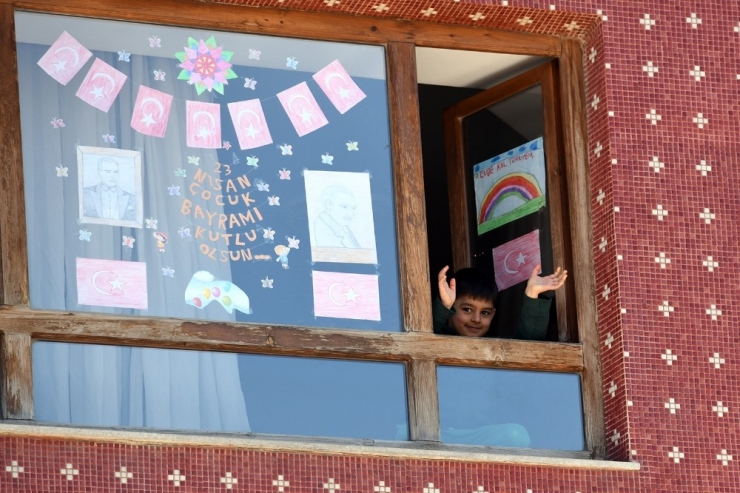 Ankara’da 23 Nisan Şarkılar Ve Marşlar Eşliğinde Kutladı